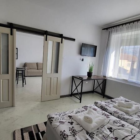 Relax Apartments Sarvar A1 Exterior foto